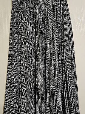 Zara Black & White Chevron-Print Maxi skirt    size S, like new.